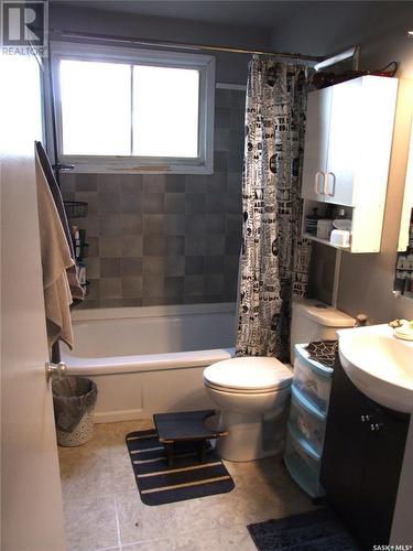 340 Eastview, Burstall, SK - Indoor Photo Showing Bathroom