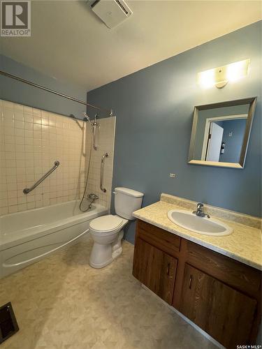 114/116 1St Avenue N, Hyas, SK - Indoor Photo Showing Bathroom