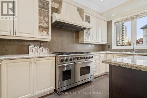 106 Disera Drive, Vaughan, ON - Indoor Photo Showing Kitchen With Upgraded Kitchen