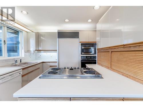 4360 Delbrook Avenue, North Vancouver, BC - Indoor Photo Showing Kitchen With Double Sink