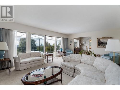 4360 Delbrook Avenue, North Vancouver, BC - Indoor Photo Showing Living Room