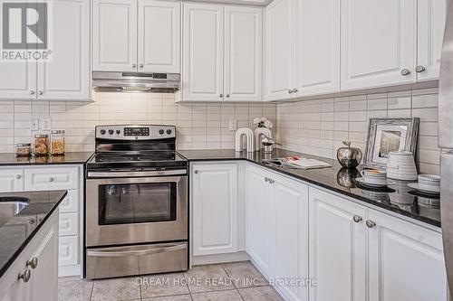 173 Verdi Road, Richmond Hill, ON - Indoor Photo Showing Kitchen With Upgraded Kitchen