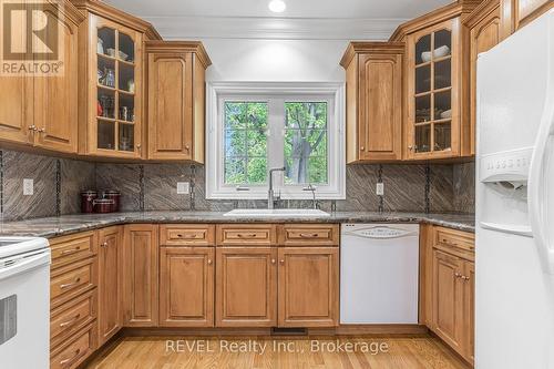 753 Welland Road, Pelham (664 - Fenwick), ON - Indoor Photo Showing Kitchen