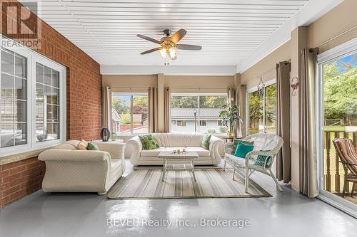 753 Welland Road, Pelham (664 - Fenwick), ON - Indoor Photo Showing Living Room