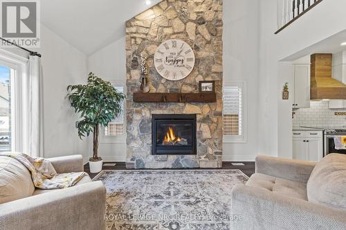 374 Julia Drive, Welland (771 - Coyle Creek), ON - Indoor Photo Showing Living Room With Fireplace