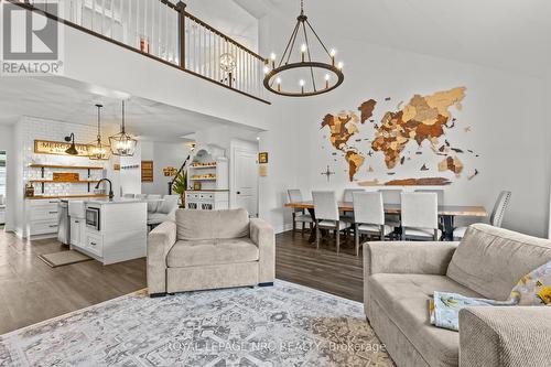 374 Julia Drive, Welland (771 - Coyle Creek), ON - Indoor Photo Showing Living Room