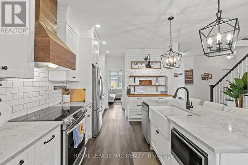 374 Julia Drive, Welland (771 - Coyle Creek), ON - Indoor Photo Showing Kitchen With Upgraded Kitchen