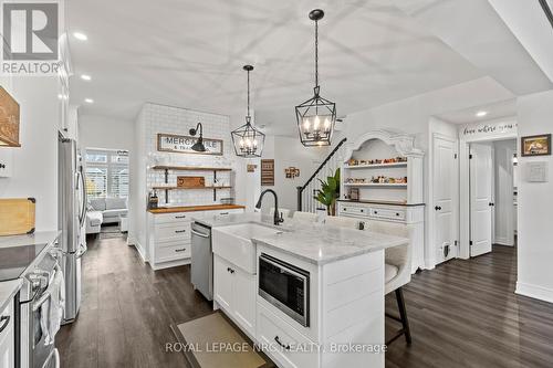 374 Julia Drive, Welland (771 - Coyle Creek), ON - Indoor Photo Showing Kitchen With Upgraded Kitchen