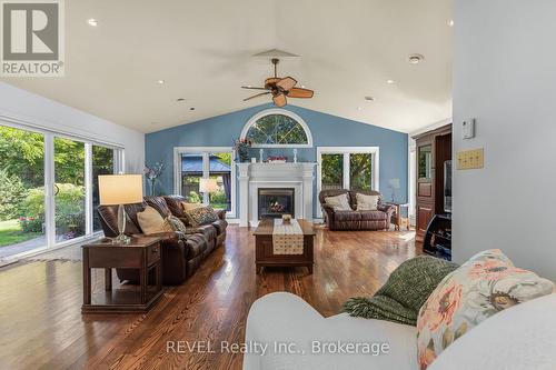 5 Cherryhill Drive, Grimsby (542 - Grimsby East), ON - Indoor Photo Showing Living Room With Fireplace