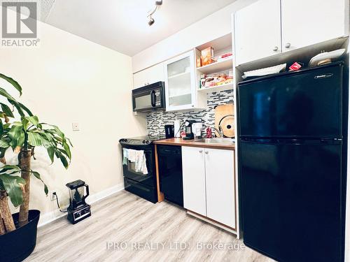 413 - 600 Fleet Street W, Toronto, ON - Indoor Photo Showing Kitchen