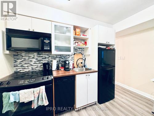 413 - 600 Fleet Street W, Toronto, ON - Indoor Photo Showing Kitchen