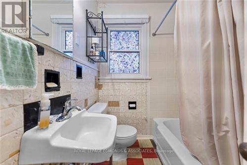 366 Isabella Street, Pembroke, ON - Indoor Photo Showing Bathroom