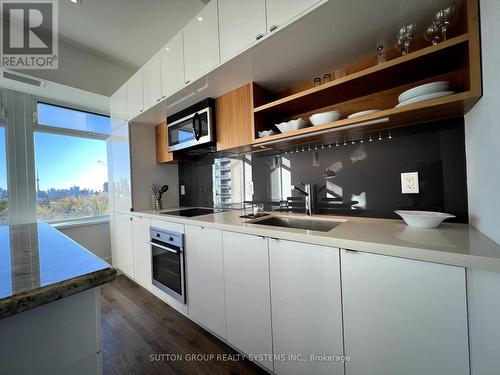 716 - 111 St Clair Avenue W, Toronto, ON - Indoor Photo Showing Kitchen