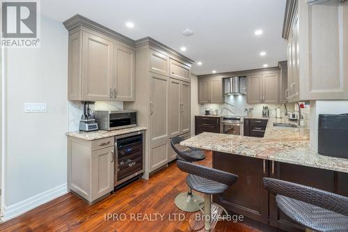 447 Edgeworth Road, Mississauga, ON - Indoor Photo Showing Kitchen With Upgraded Kitchen