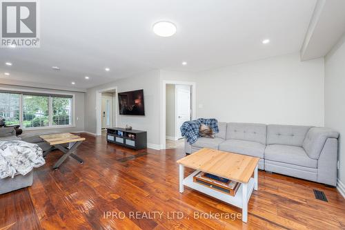 447 Edgeworth Road, Mississauga, ON - Indoor Photo Showing Living Room