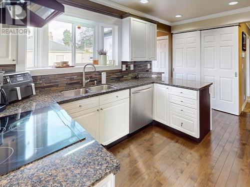 4636 Harwood Ave, Powell River, BC - Indoor Photo Showing Kitchen With Double Sink