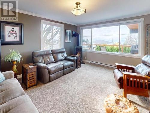 4636 Harwood Ave, Powell River, BC - Indoor Photo Showing Living Room