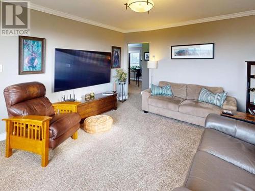 4636 Harwood Ave, Powell River, BC - Indoor Photo Showing Living Room