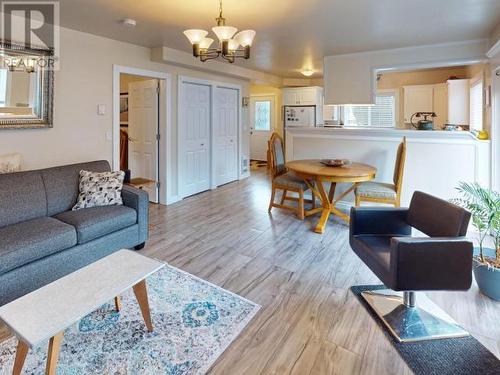 4636 Harwood Ave, Powell River, BC - Indoor Photo Showing Living Room