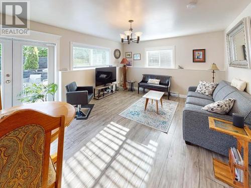 4636 Harwood Ave, Powell River, BC - Indoor Photo Showing Living Room