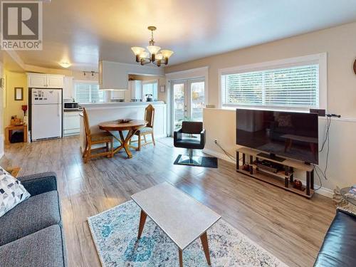 4636 Harwood Ave, Powell River, BC - Indoor Photo Showing Living Room