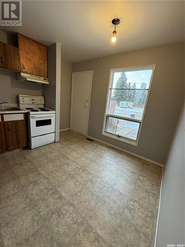 108/110 1St Avenue N, Hyas, SK - Indoor Photo Showing Kitchen