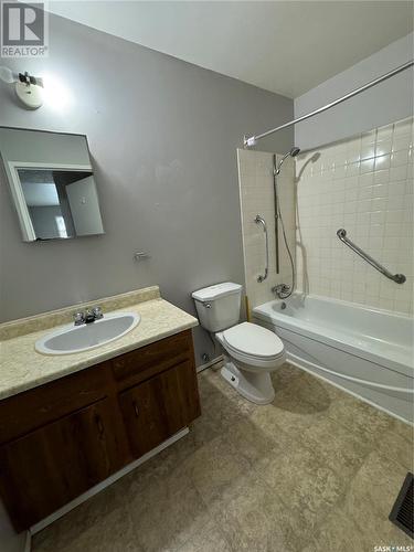 108/110 1St Avenue N, Hyas, SK - Indoor Photo Showing Bathroom