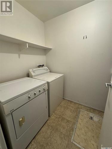 108/110 1St Avenue N, Hyas, SK - Indoor Photo Showing Laundry Room