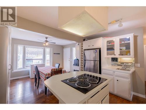 3302 16 Street, Vernon, BC - Indoor Photo Showing Kitchen