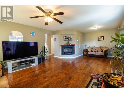 3302 16 Street, Vernon, BC - Indoor Photo Showing Living Room With Fireplace