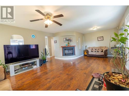 3302 16 Street, Vernon, BC - Indoor Photo Showing Living Room With Fireplace