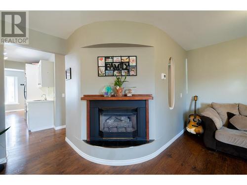 3302 16 Street, Vernon, BC - Indoor Photo Showing Living Room With Fireplace