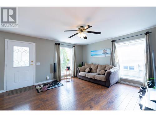 3302 16 Street, Vernon, BC - Indoor Photo Showing Living Room