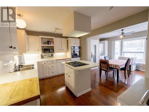 3302 16 Street, Vernon, BC - Indoor Photo Showing Kitchen With Double Sink