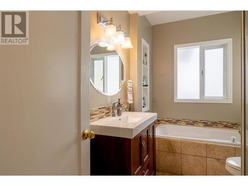 3302 16 Street, Vernon, BC - Indoor Photo Showing Bathroom