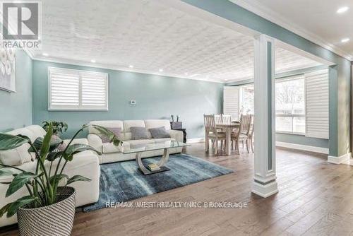 Upper - 146 Verobeach Boulevard, Toronto, ON - Indoor Photo Showing Living Room