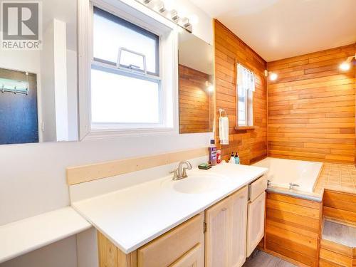 4029 Joyce Ave, Powell River, BC - Indoor Photo Showing Bathroom