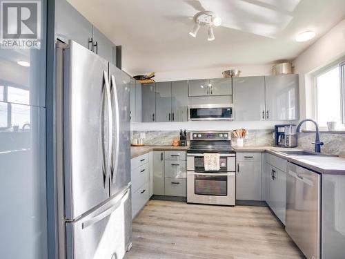 4029 Joyce Ave, Powell River, BC - Indoor Photo Showing Kitchen With Upgraded Kitchen