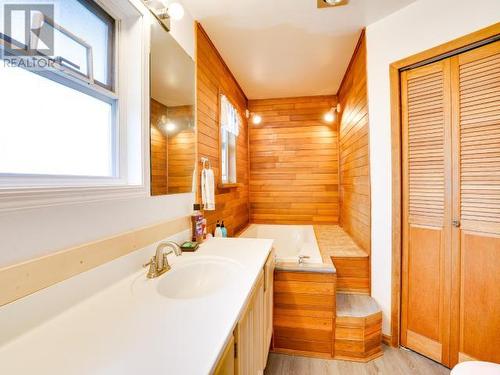 4029 Joyce Ave, Powell River, BC - Indoor Photo Showing Bathroom