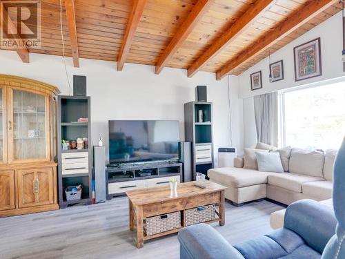 4029 Joyce Ave, Powell River, BC - Indoor Photo Showing Living Room