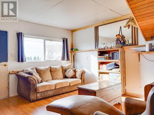 4029 Joyce Ave, Powell River, BC - Indoor Photo Showing Living Room