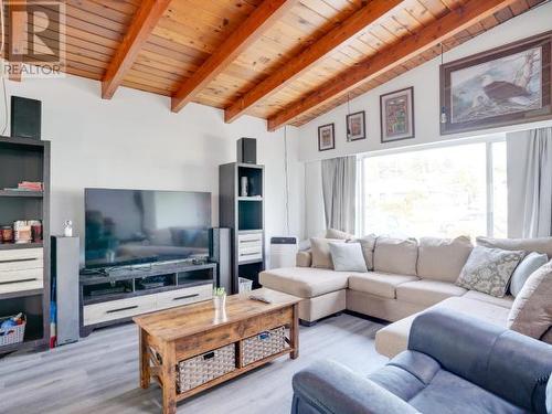 4029 Joyce Ave, Powell River, BC - Indoor Photo Showing Living Room