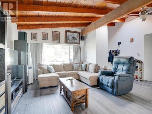 4029 Joyce Ave, Powell River, BC - Indoor Photo Showing Living Room