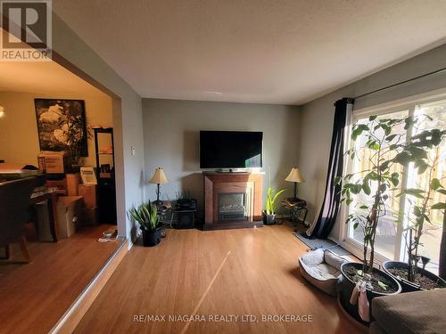 64 - 6767 Thorold Stone Road, Niagara Falls (206 - Stamford), ON - Indoor Photo Showing Living Room With Fireplace