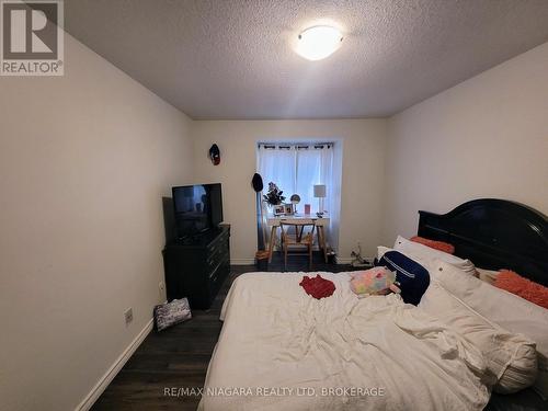 64 - 6767 Thorold Stone Road, Niagara Falls (206 - Stamford), ON - Indoor Photo Showing Bedroom