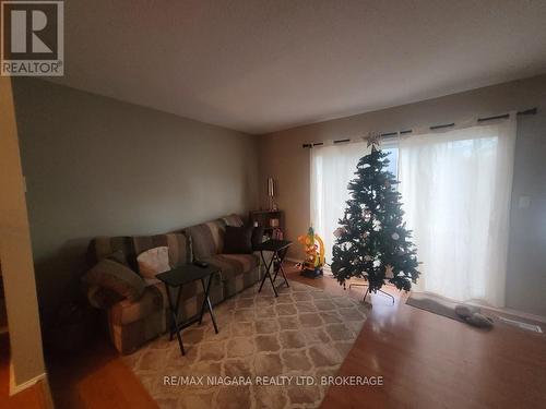 64 - 6767 Thorold Stone Road, Niagara Falls (206 - Stamford), ON - Indoor Photo Showing Living Room