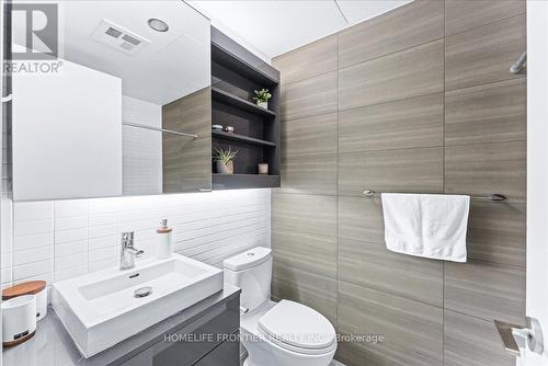 514 - 32 Trolley Crescent, Toronto, ON - Indoor Photo Showing Bathroom