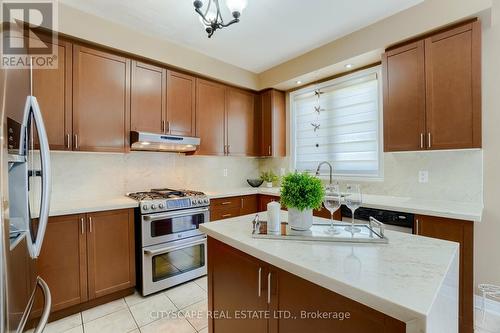 33 Huntspoint Drive, Brampton, ON - Indoor Photo Showing Kitchen