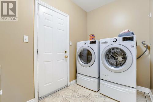 33 Huntspoint Drive, Brampton, ON - Indoor Photo Showing Laundry Room