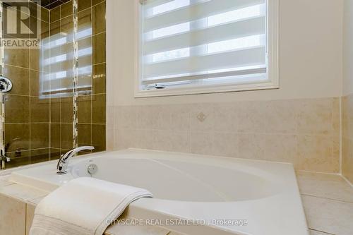 33 Huntspoint Drive, Brampton, ON - Indoor Photo Showing Bathroom